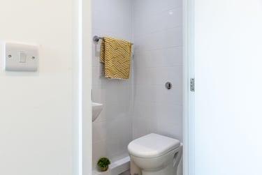 Gold En Suite - Image 7